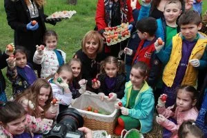 Омбудсманът Мая Манолова и 50 деца от неделното училище към столичния храм „Рождество Христово“ боядисваха традиционните великденски яйца на Велики четвъртък.