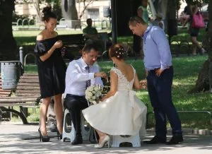 младоженци