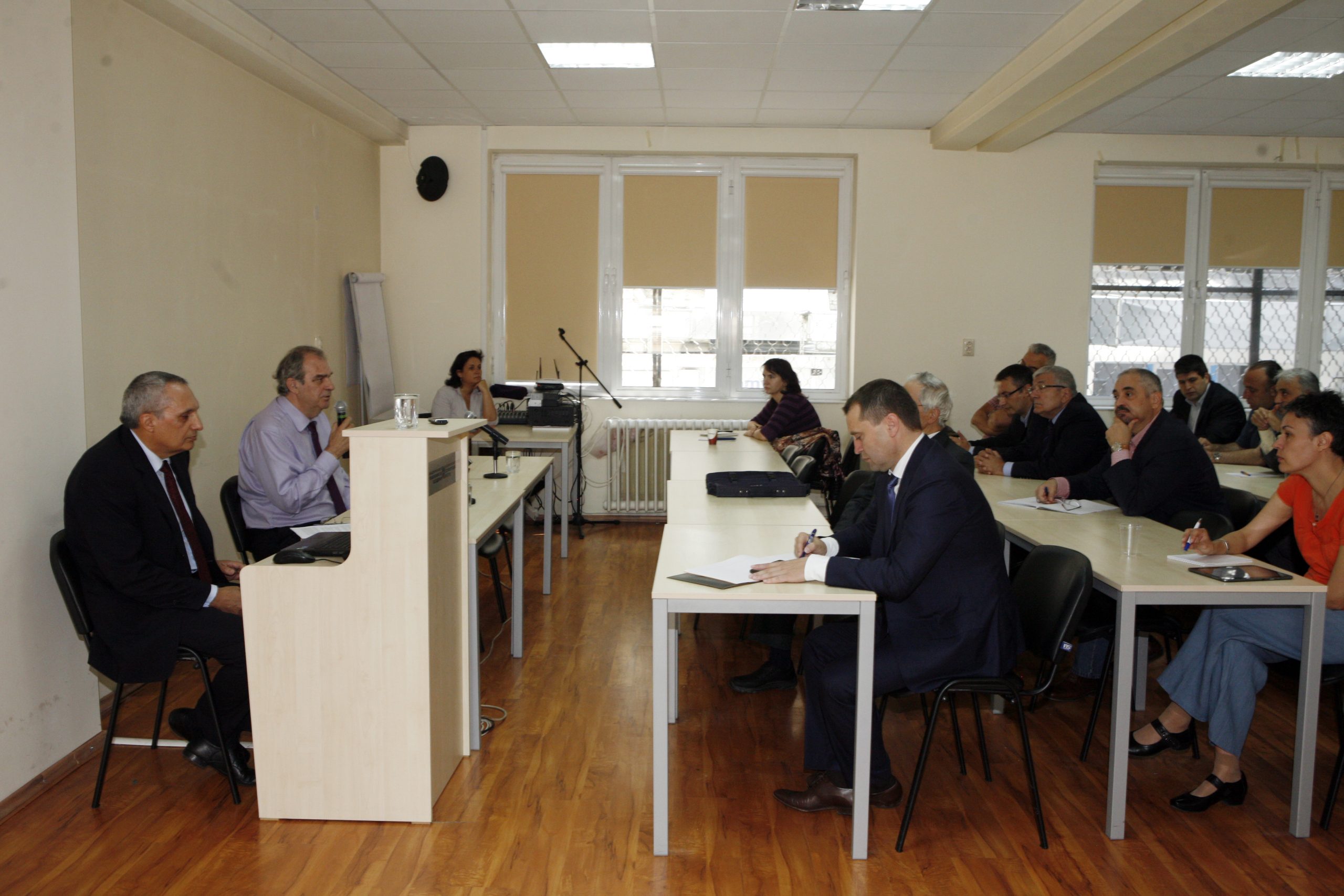 Кръгла маса за приходите от данъци и такси организират Институтът за икономически изследвания при БАН и Лаборатория „Управление на рискове“ към Нов български университет. доц. д-р Иван Костов – директор на лабораторията