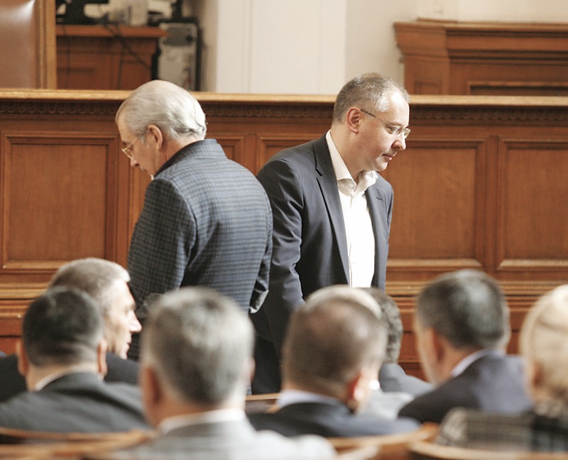 Лидерите на ДПС и БСП Лютви Местан и Сергей Станишев за първи път се разминаха в политическите си ходове