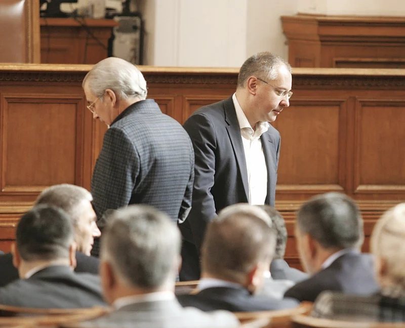 Лидерите на ДПС и БСП Лютви Местан и Сергей Станишев за първи път се разминаха в политическите си ходове