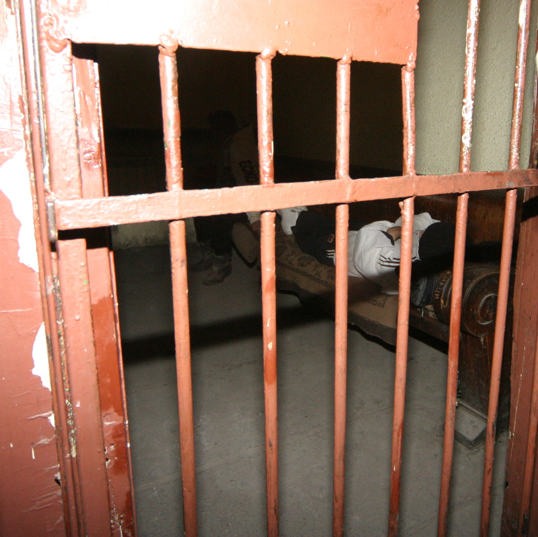 Петима служители от надзорно охранителния състав на арест – Варна са