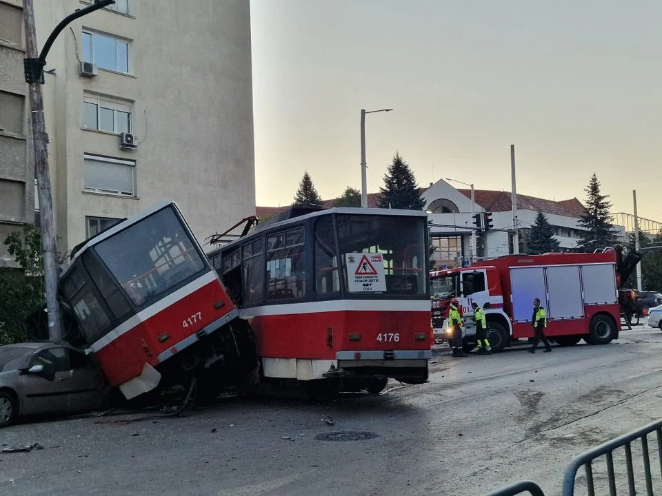 Неизвестен подкара трамвай, заби се в подлез и помете седем коли в София 1 542233387 25162050560062508 8644213222062676158 n