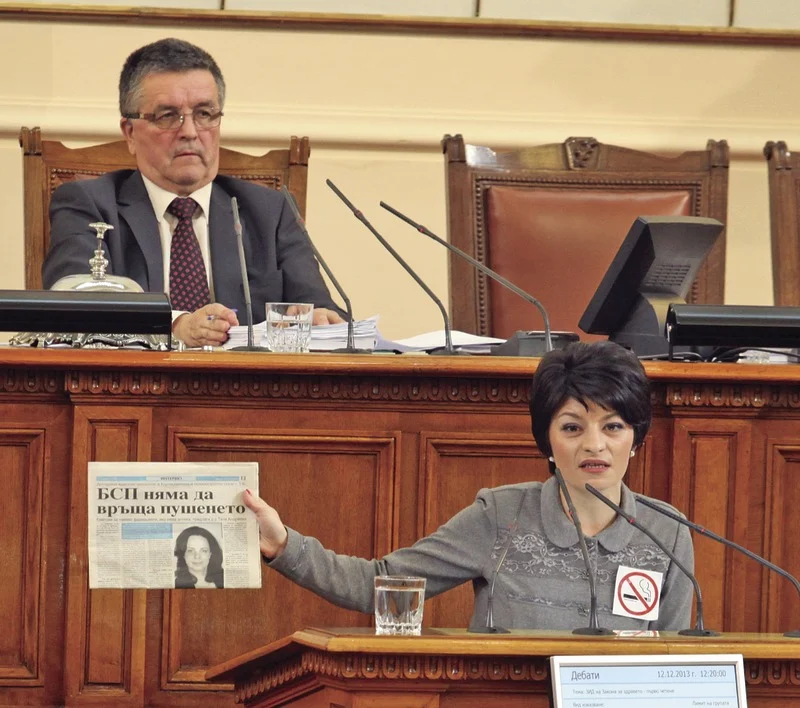 Десислава Атанасова тримуфира в парламента