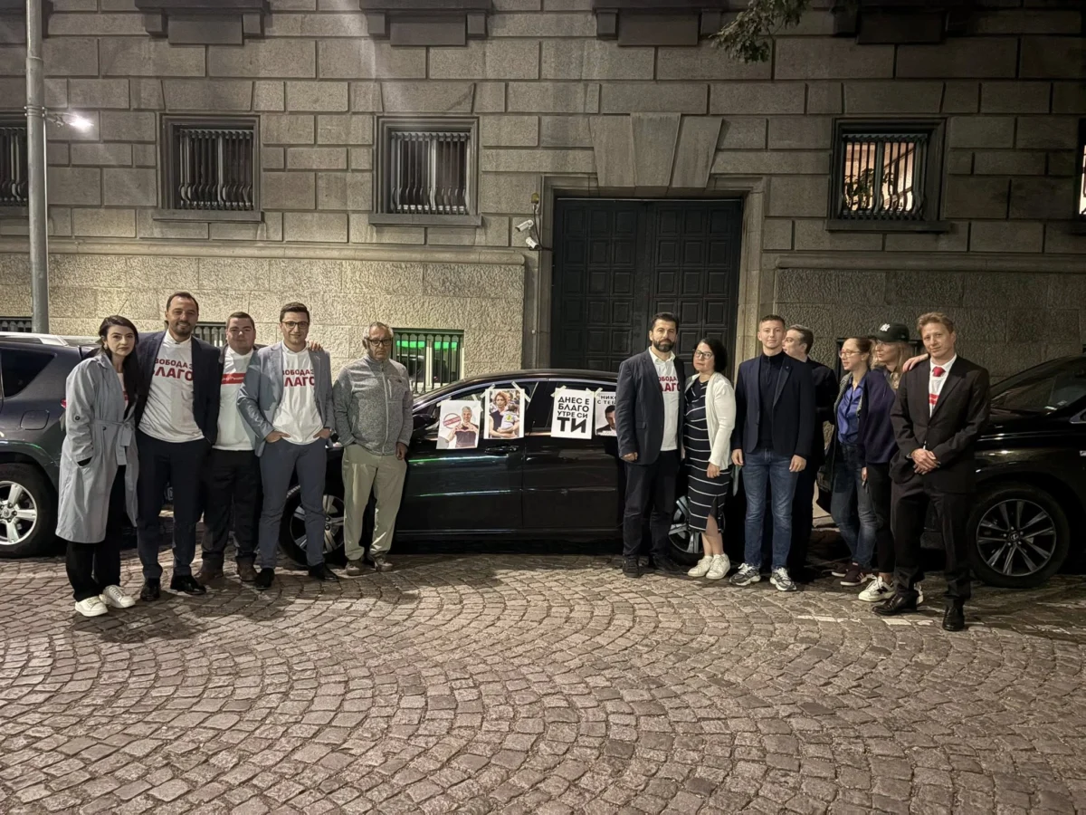 "Продължаваме промяната" блокира с коли служебните входове на парламента в подкрепа на Благомир Коцев