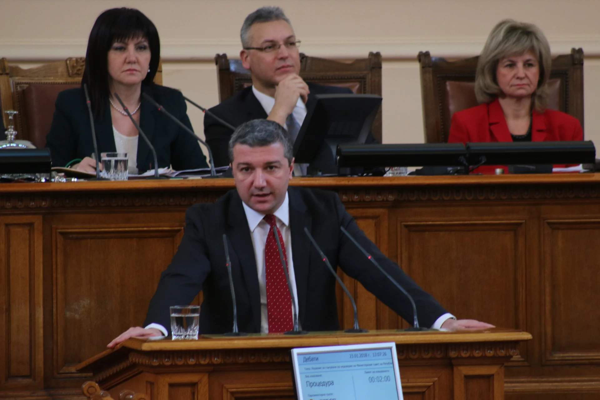 Парламент дебати оставка на правителството