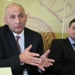 Райфайзенбанк стартира предлагането на нова услуга – изкупуване на златни и сребърни артикули от физически лица.Банката започва изкупуване на инвестиционно злато – монети и кюлчета