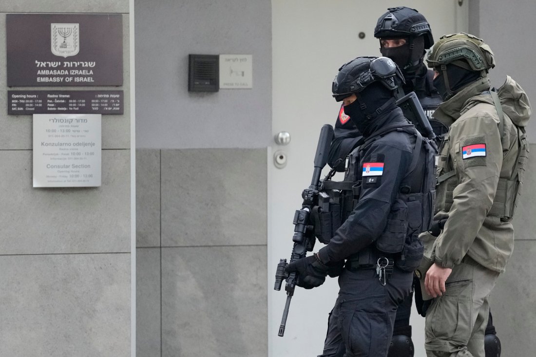 Непълнолетен извърши терористично нападение пред израелското посолство в Белград