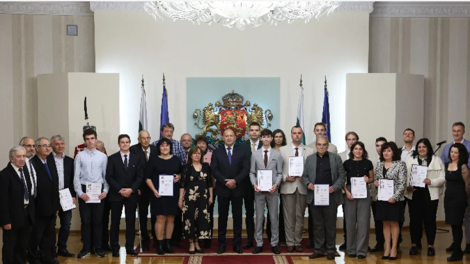 Президентът Румен Радев връчи наградите "Джон Атанасов" за млади български изследователи в областта на компютърните науки