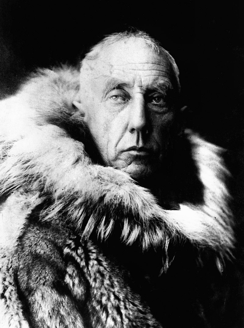 норвежката експедиция на Роалд Амундсен (Roald Engelbregt Gravning Amundsen) достига първа до Южния полюс