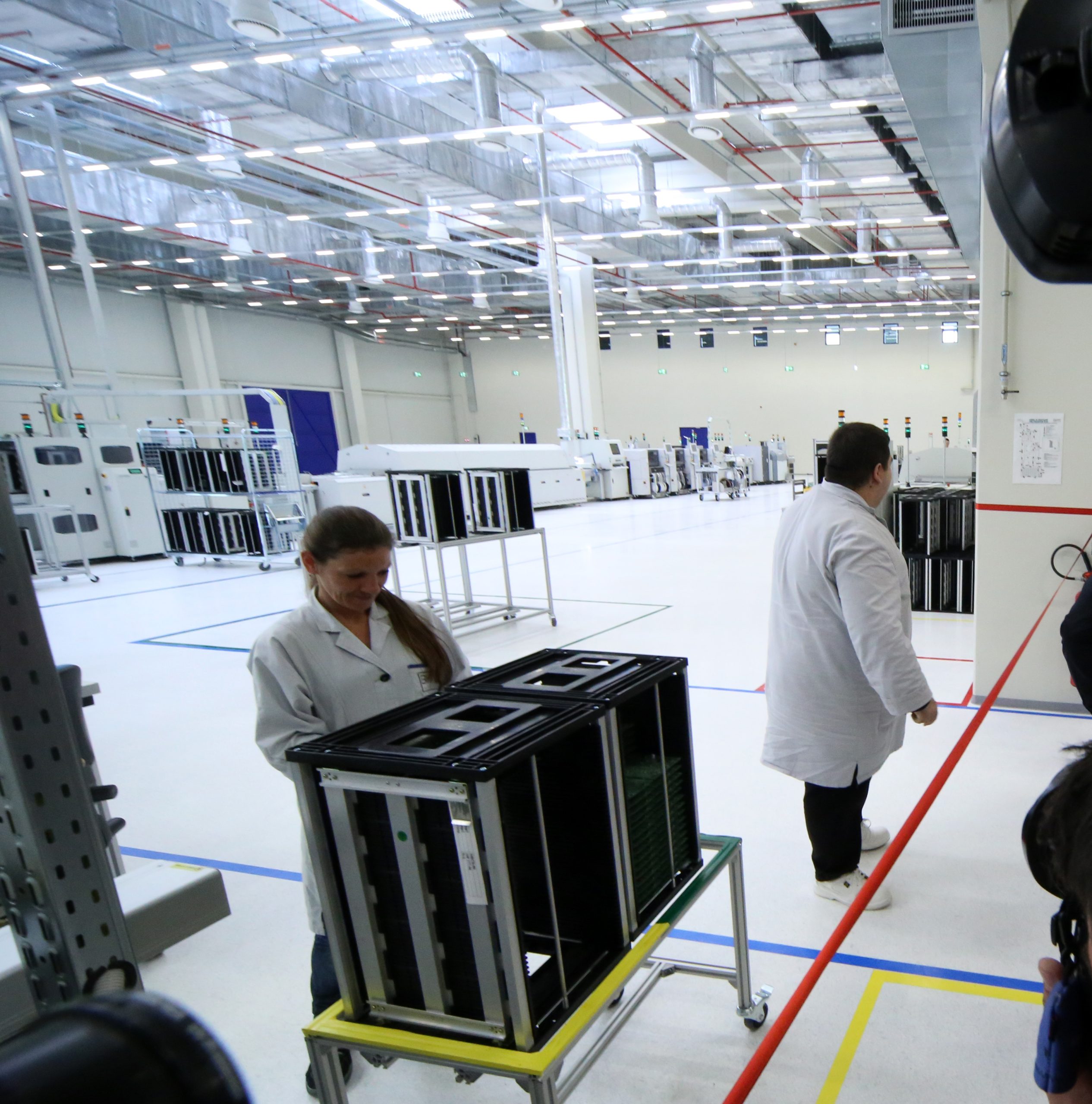 BHTC - нов завод за производство на контролни панели и уреди за обслужване и управление на климатични инсталации за автомобилната индустрия Росен Плевнелиев президент на Б - я Божидар Лукарски мин. на енергетиката