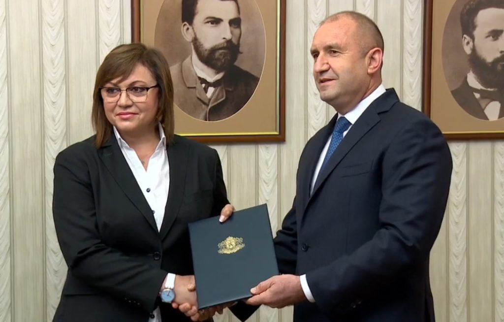 Румен Радев връчва мандата на БСП 8 Президентство Румен Радев връчва мандат на Корнелия Нинова БСП