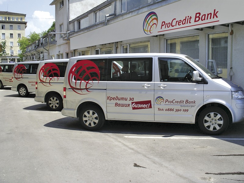 От ПроКредит банк дори въоръжиха мобилните си банкери с бусове.
