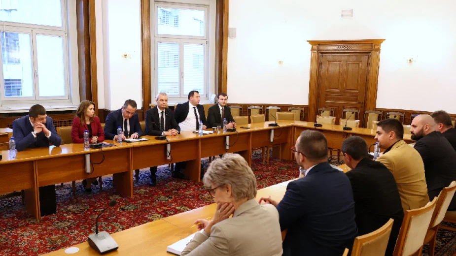 Представители "Възраждане" разговарят с представители на МЕЧ в сградата на Народното събрание