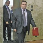 Главният прокурор Сотир Цацаров поема с папка неоснователни сигнали към читалнята на прокуратурата. Зад него е предшественикът му Борис Велчев