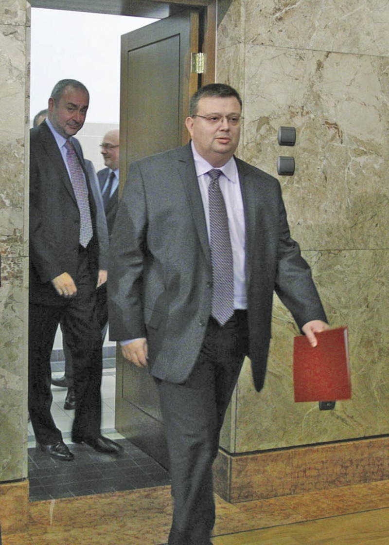 Главният прокурор Сотир Цацаров поема с папка неоснователни сигнали към читалнята на прокуратурата. Зад него е предшественикът му Борис Велчев