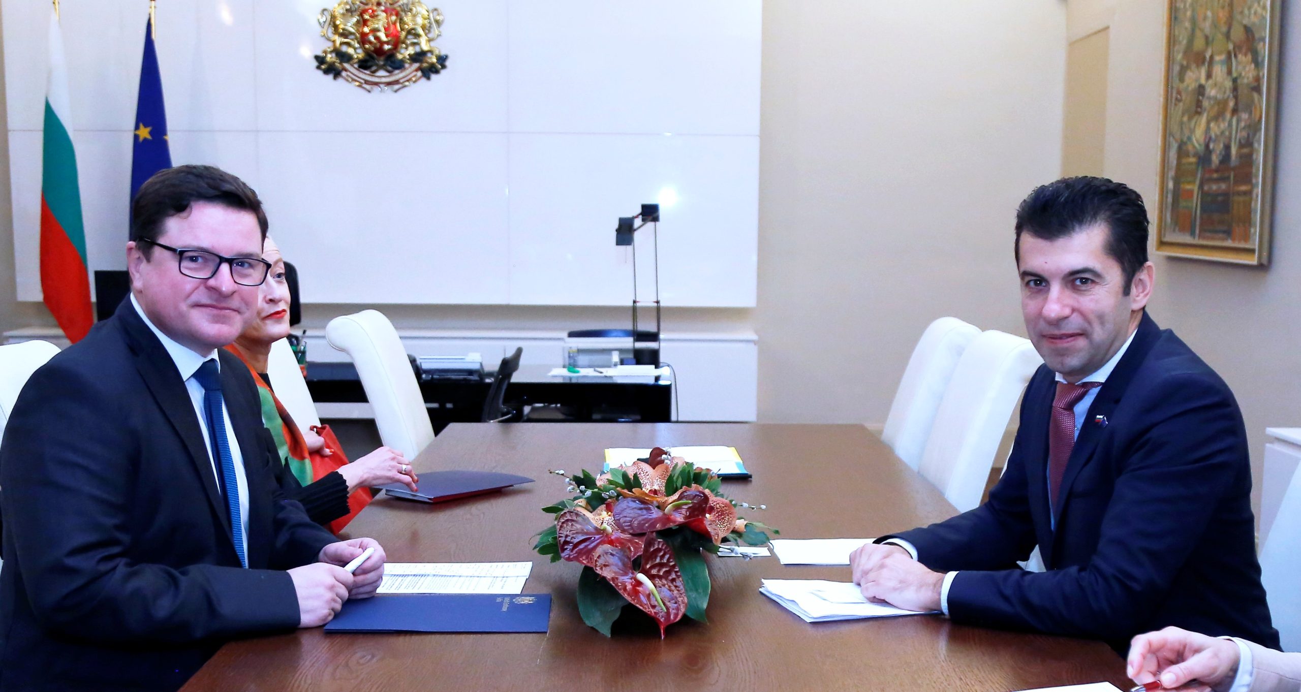 Кирил Петков проведе среща с посланика на Великобритания Роб Диксън