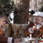 Путин и руския министър на отбраната Сергей Шойгу в тайгата