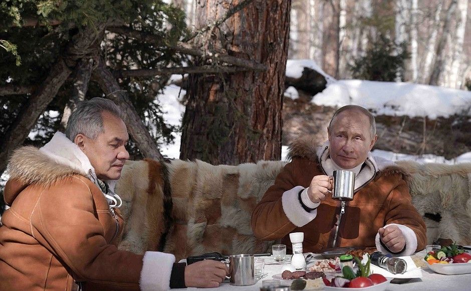 Путин и руския министър на отбраната Сергей Шойгу в тайгата