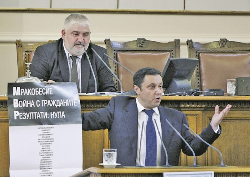 Яне иска пак да е в парламента.