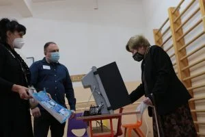 Гласуване избори гласоподаватели урни