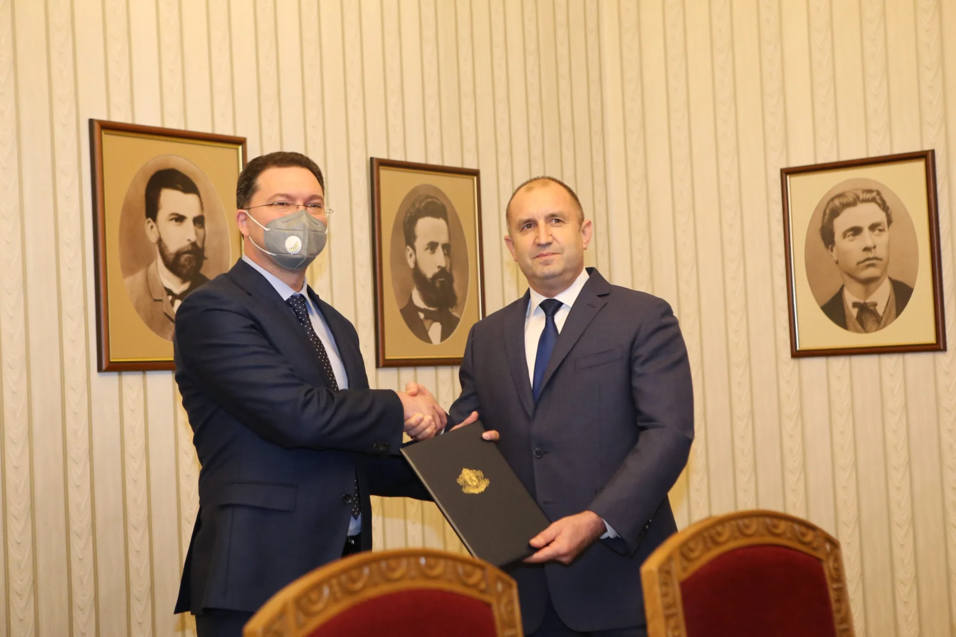 Мандат Президентът Румен Радев връчи на ГЕРБ СДС мандат Даниел Митов