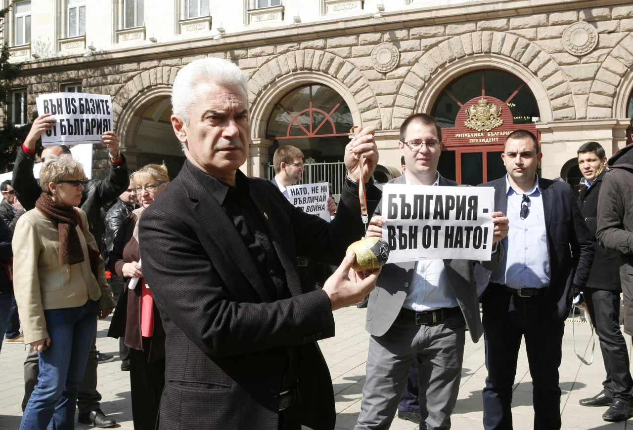Членството на България в НАТО е излишно. Това заяви лидерът на ПП „Атака” Волен Сидеров на протест