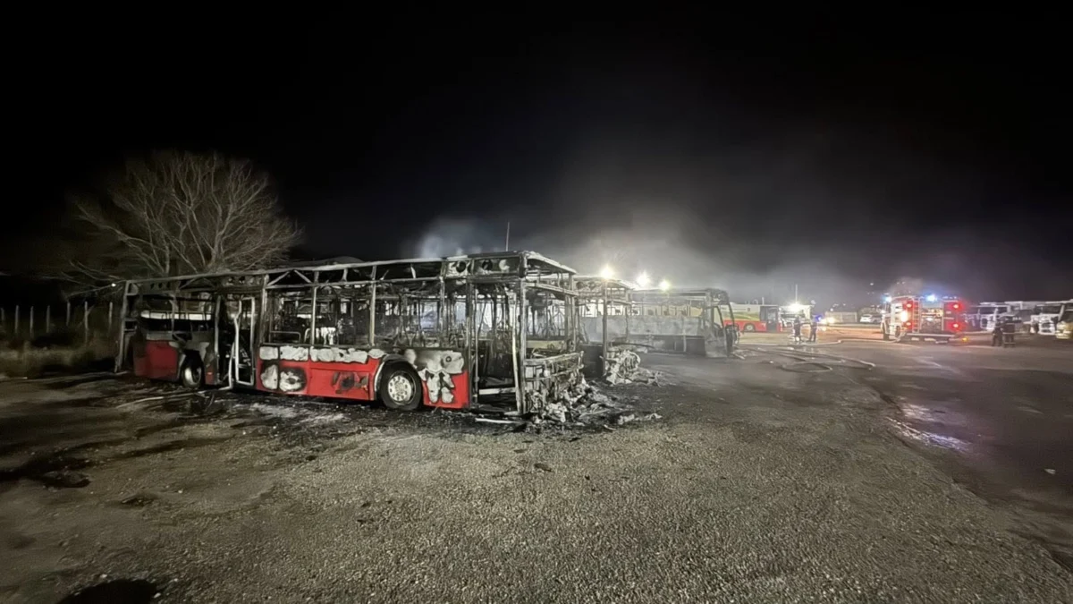 Голям пожар пламна в базата на дружество Общински превози –