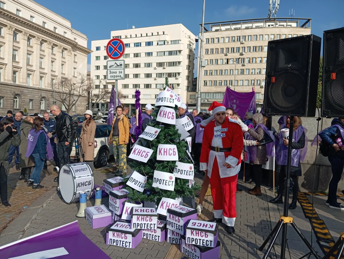 Протест на КНСБ блокира движението по жълтите павета до служебния