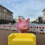 "Продължаваме промяната" сложи диван за протеста с призив към Слави Трифонов да свали кабинета