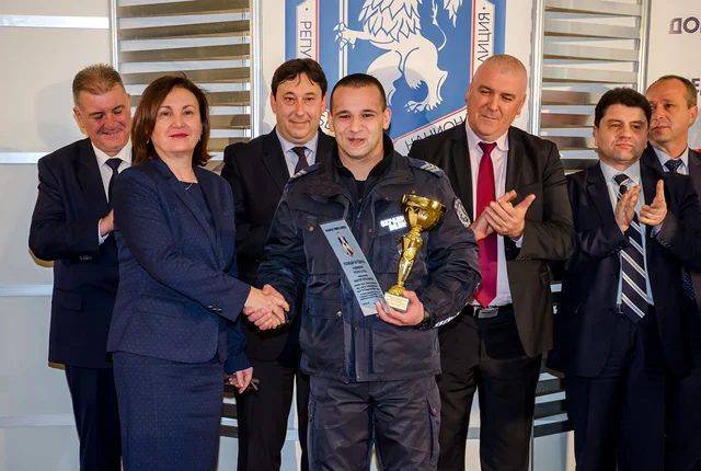 Бъчварова награждава ченге
