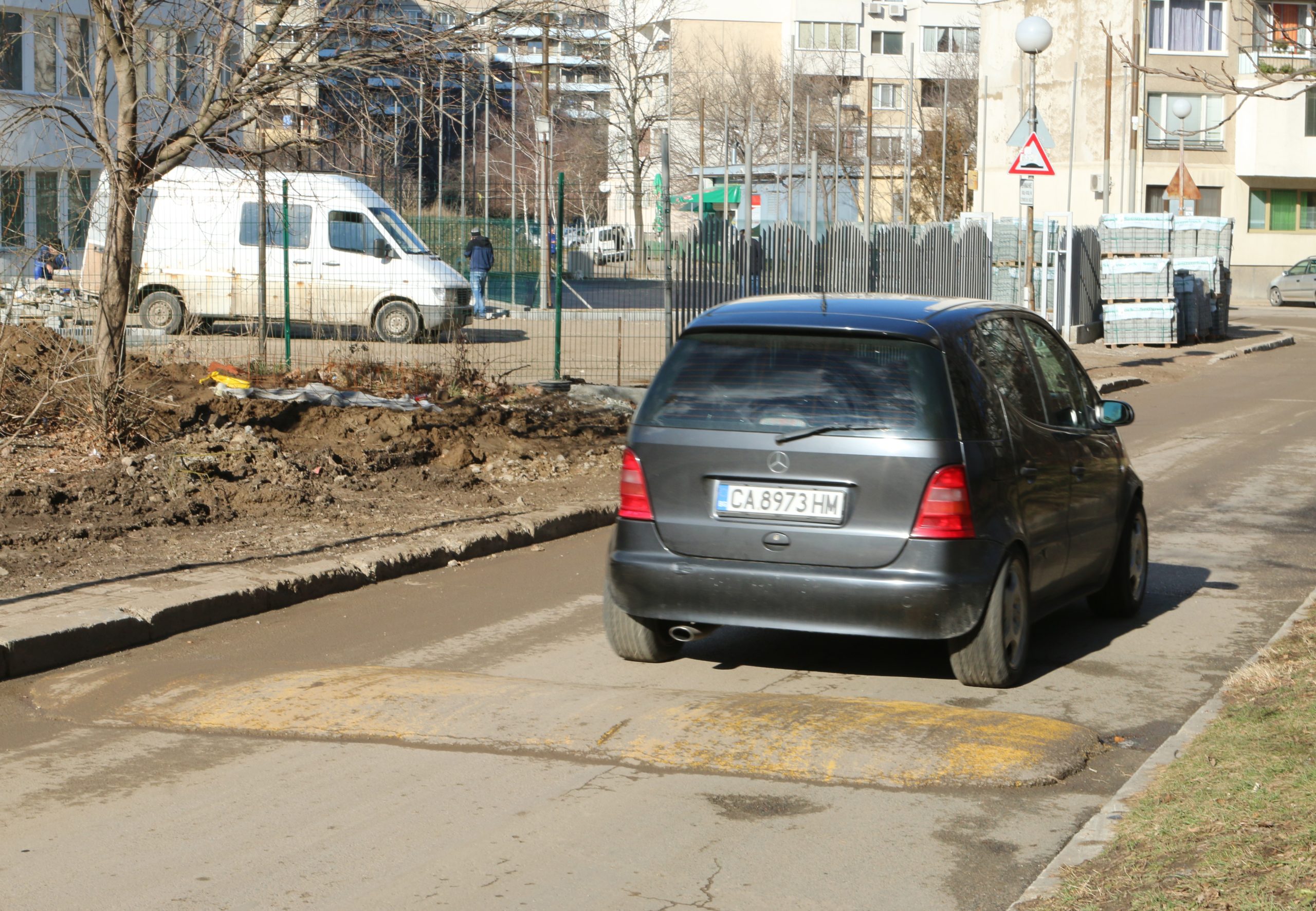 Легнал полицай гърбица пешеходна пътека
