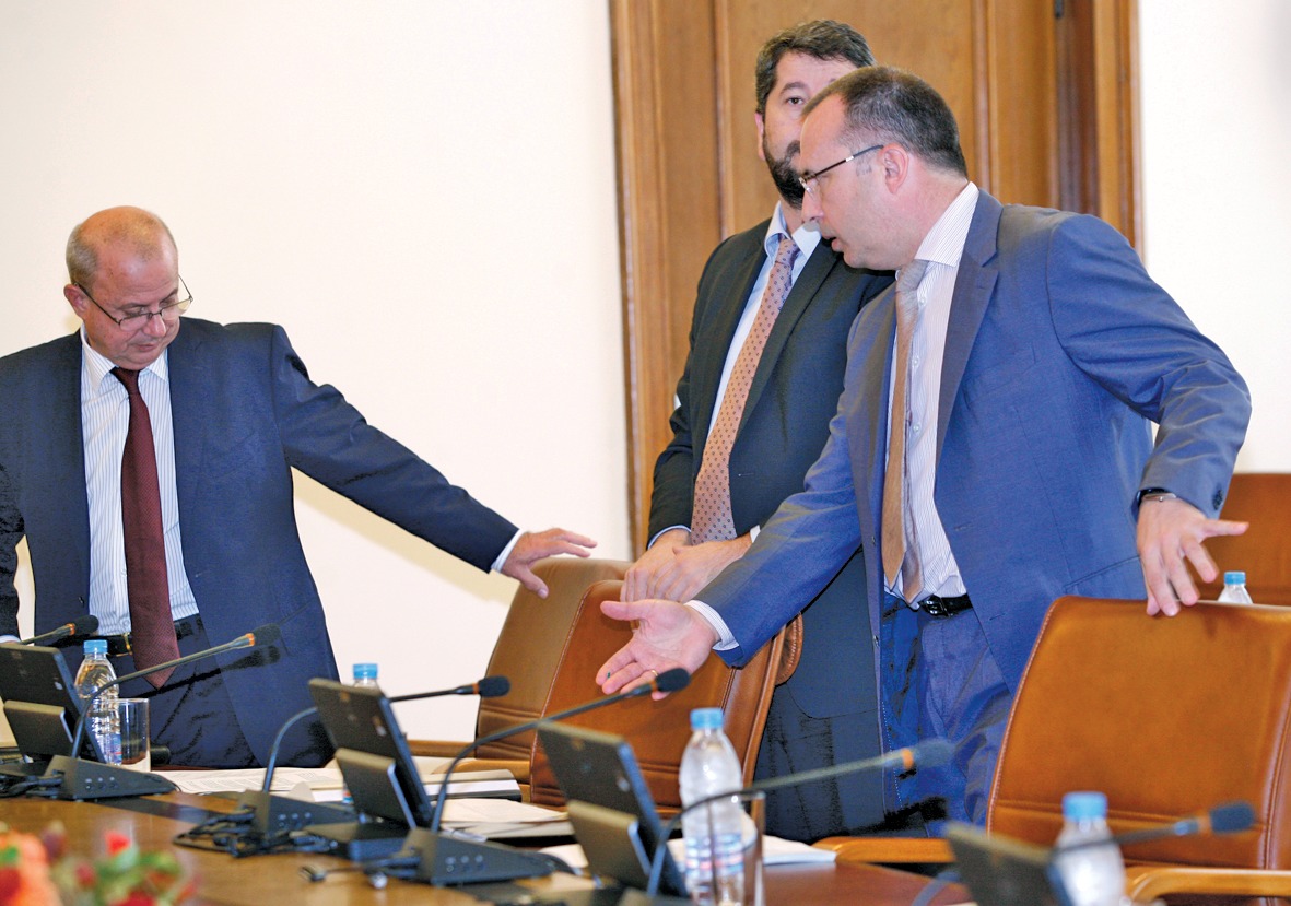 Креслата на министрите често парят