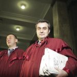 Лицата на провала Роман Василев и Николай Кокинов разнасят папки по обречени дела.
