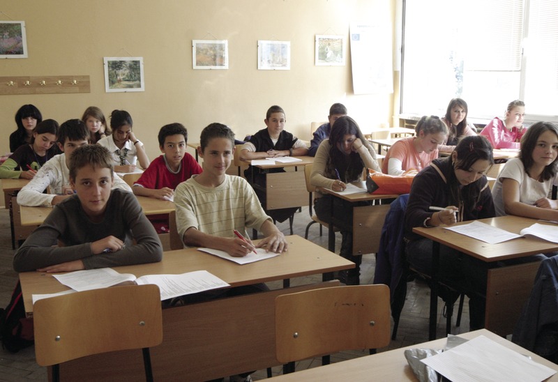 Хартията и химикалката едва ли скоро ще напуснат българските училища.