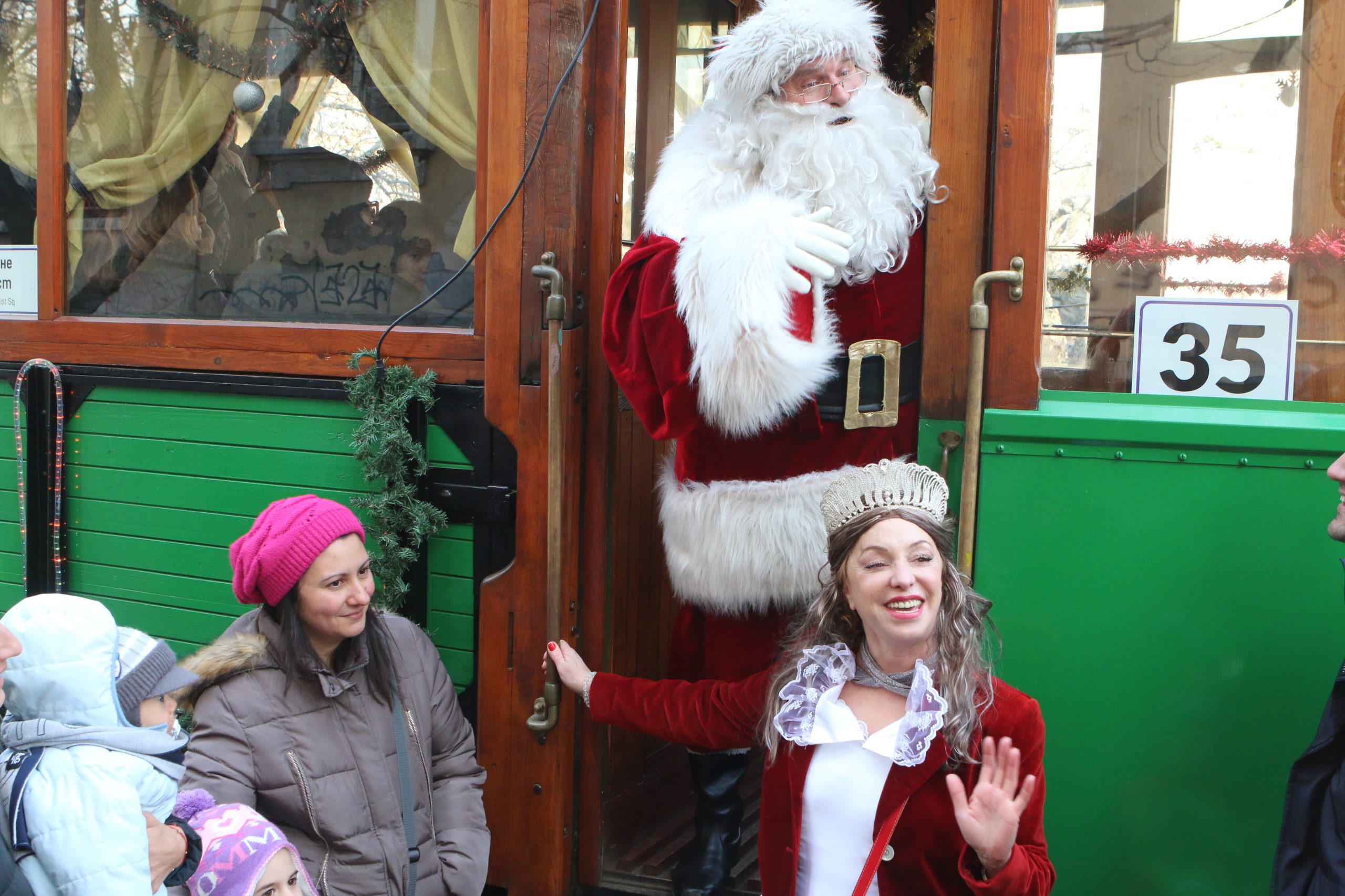 СО – район „Средец” организира пътуване с ретро трамвай за децата с Дядо Коледа от 19 до 23 декември.  Коледният трамвай тръгва на 19 декември 2016 г. (понеделник) в 12.00 ч. от площад „Възраждане“