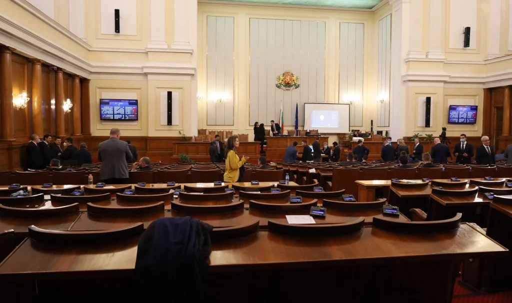 ГЕРБ и БСП искат НС да обсъди утре връщане на хартиената бюлетина 10 Парламент пленарна зала