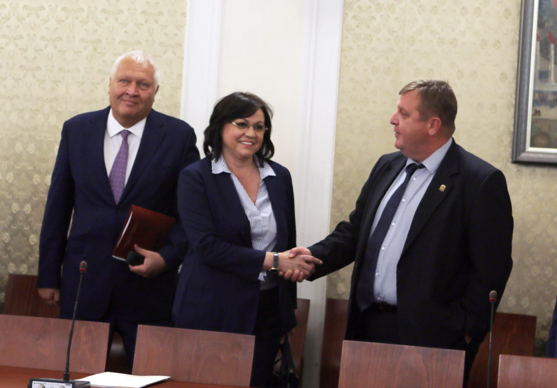 Парламент среща Корнелия Нинова Красимир Каракачанов
