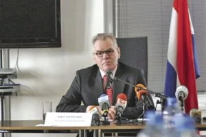 Холандският посланик Карел ван Кестерен иска два положителни доклада на ЕК