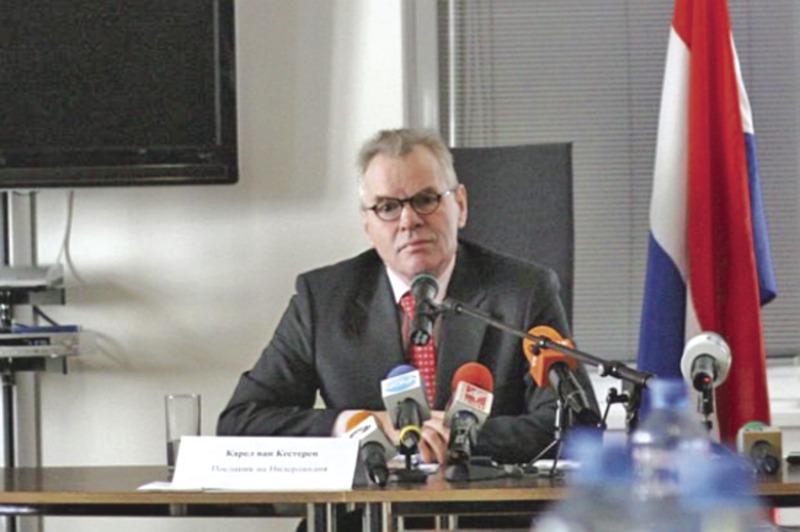 Холандският посланик Карел ван Кестерен иска два положителни доклада на ЕК