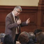 Диригентът на приспивния хор Румен Гечев не беше убедителен за неблагополучията на митниците.