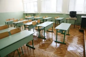 Майстор ремонтКласна стая училище, мъже учители, заплати, неучебен ден