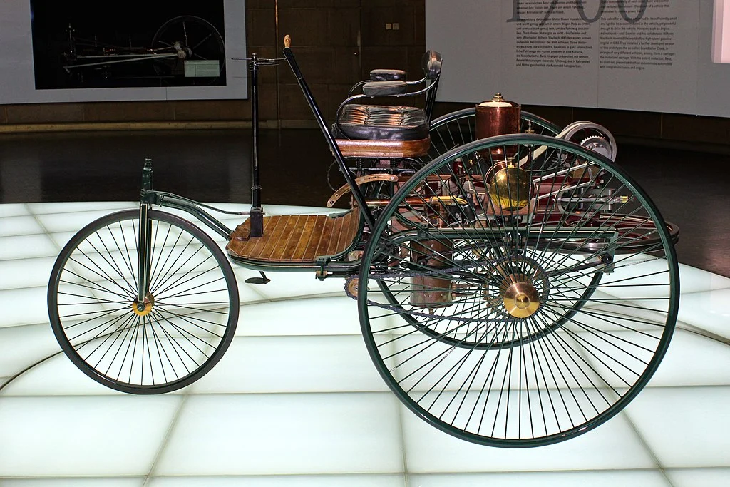 Патентованият през 1886 г. автомобил Benz Patent Motorwagen (реплика)