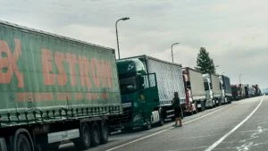 Украински тирове чакат да преминат полската граница