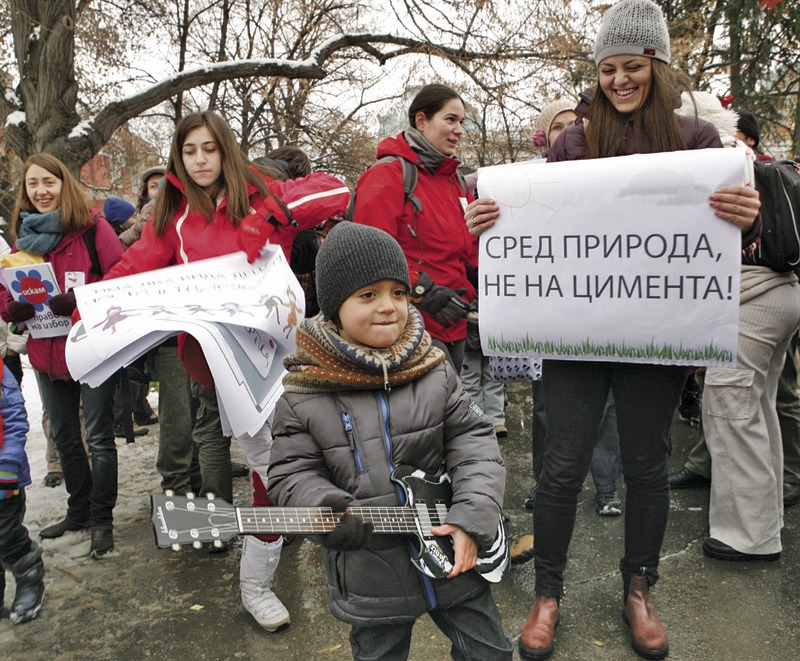 Родители се събраха пред Народното събрание