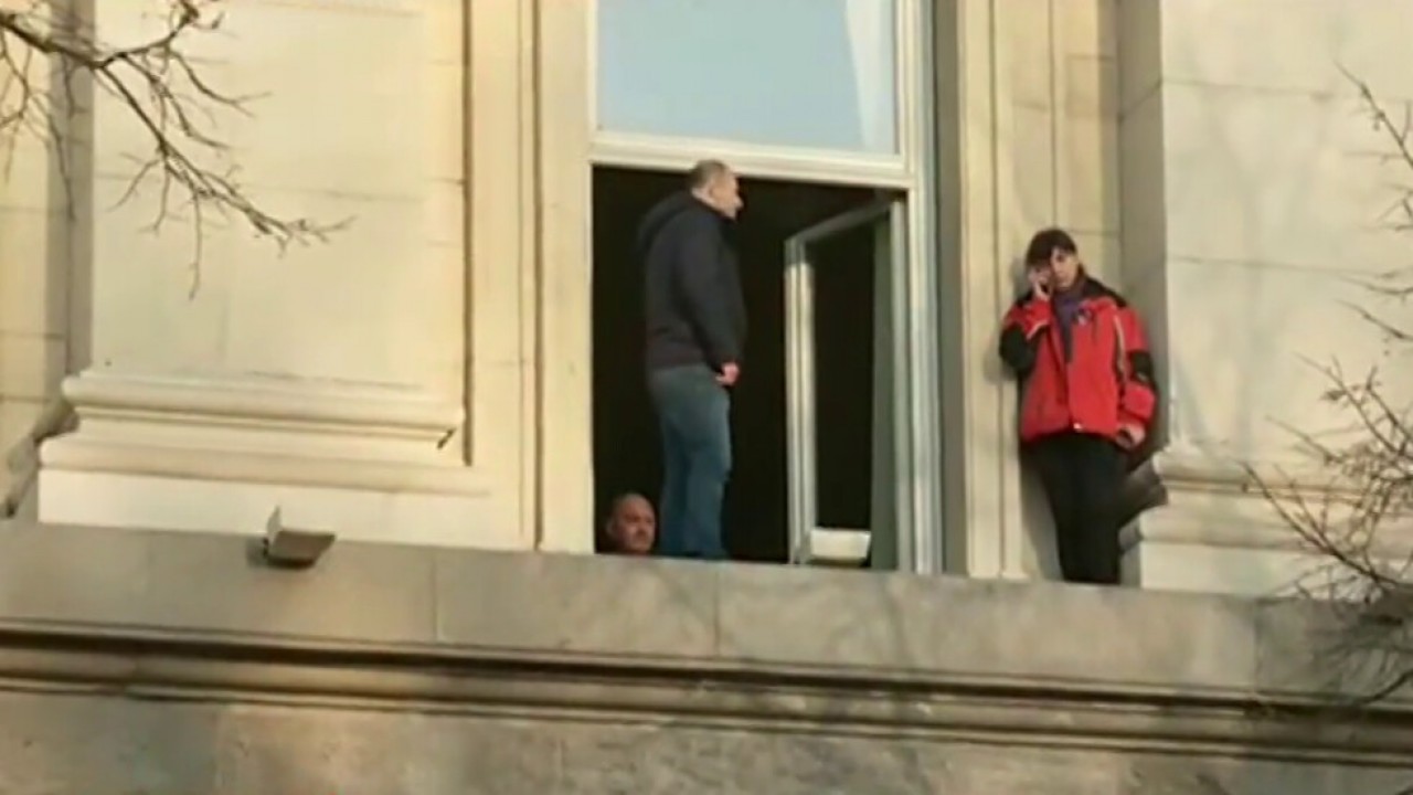 протестираща медицинска сестра на перваза на Партийния дом