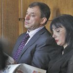 Бившата барета слуша с отегчение показанията на свидетелите.