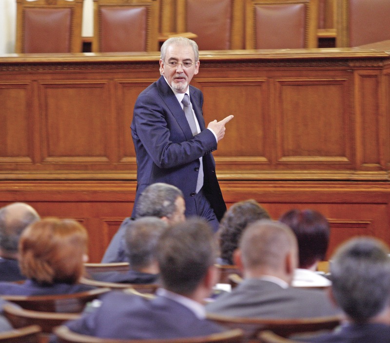 Временна парламентарна комисия за назначенията на бившата власт би отклонила вниманието от политическата чистка в администрацията и кадруването на БСП и ДПС.