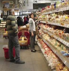 малцина месят добър хляб, Благодарение на конкуренцията и свободната търговия хлябът в големите супермаркети е поне с 10% по-евтин от този в кварталните магазинчета.