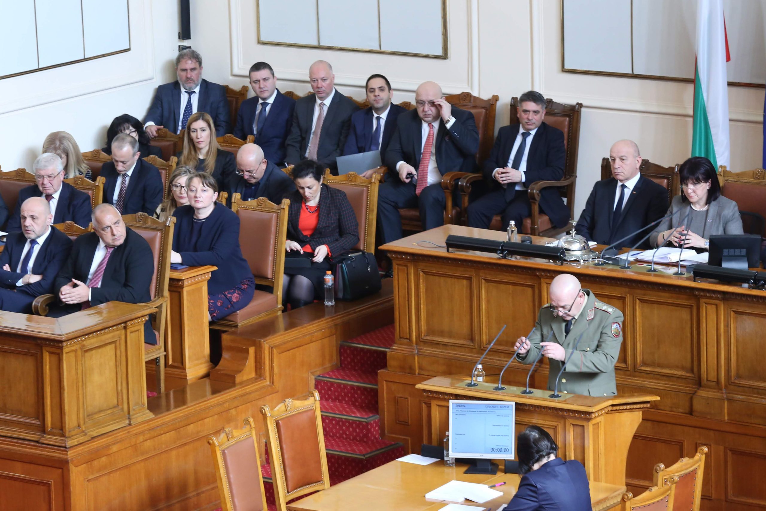 Парламент извънредно положение корона вирус